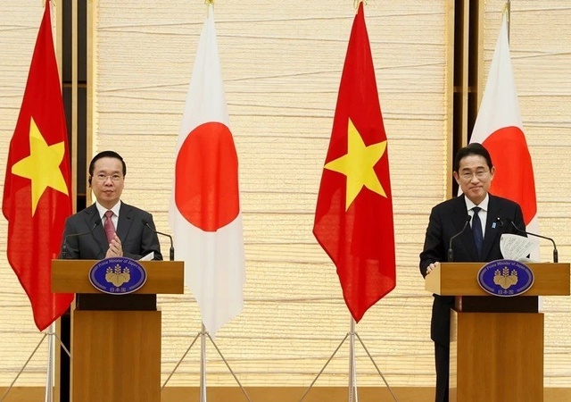 Chủ tịch nước Võ Văn Thưởng và Thủ tướng Nhật Bản Kishida Fumio đồng chủ trì họp báo quốc tế, thông báo về kết quả hội đàm - Ảnh: TTXVN