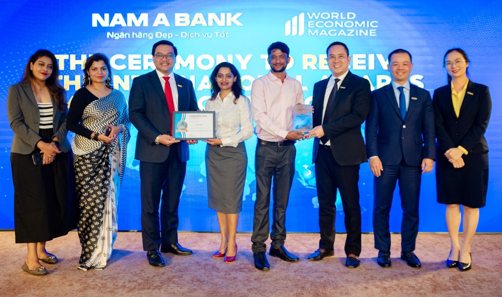 Đại diện Nam A Bank nhận giải thưởng từ Tạp chí World Economic Magazine.
