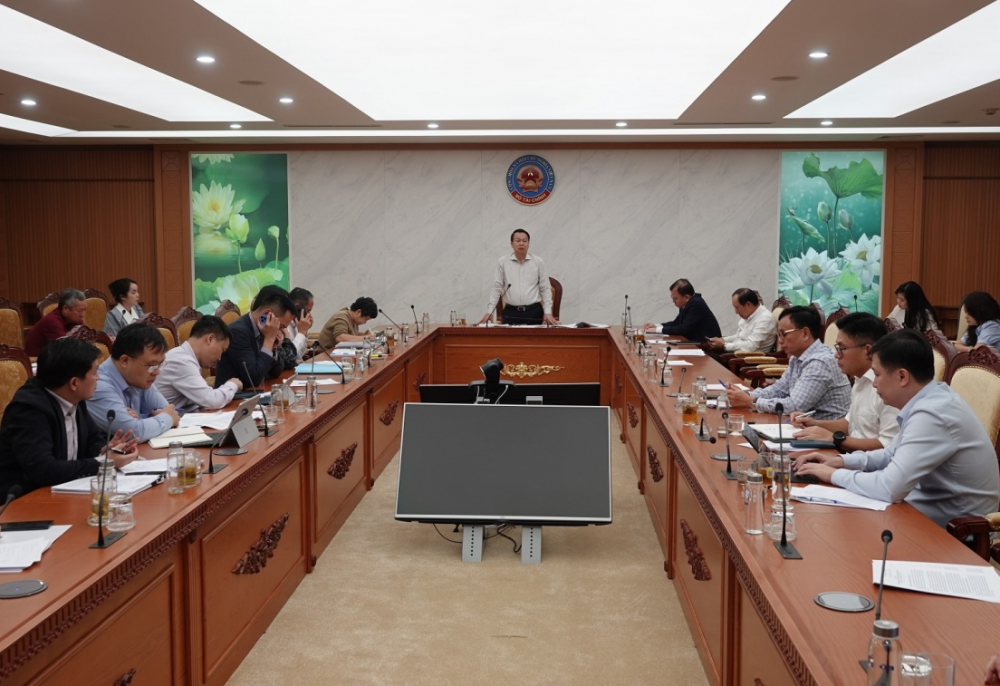 Thứ trưởng Bộ Tài chính Nguyễn Đức Chi phát biểu tiếp thu các ý kiến tại cuộc họp.