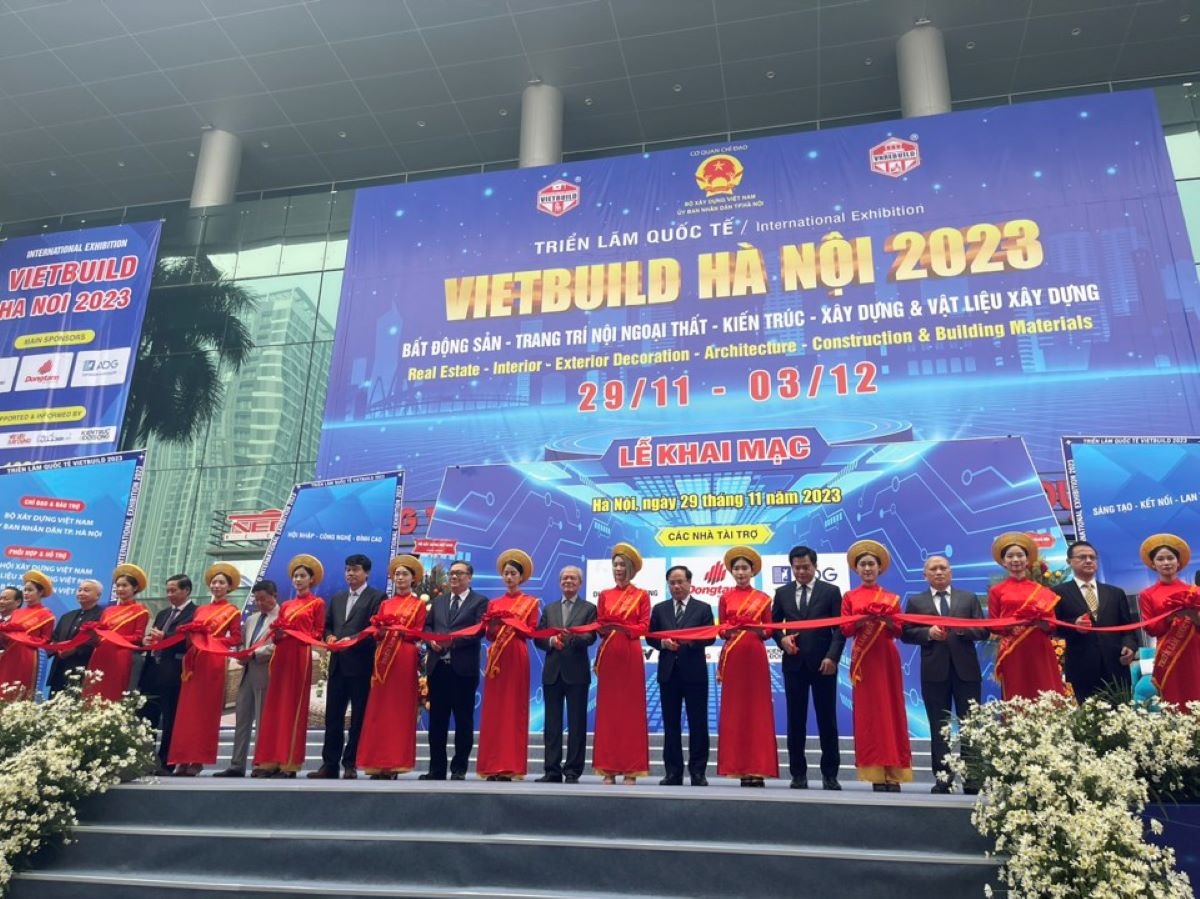Cắt băng khai mạc Triển lãm Quốc tế Vietbuild Hà Nội 2023.
