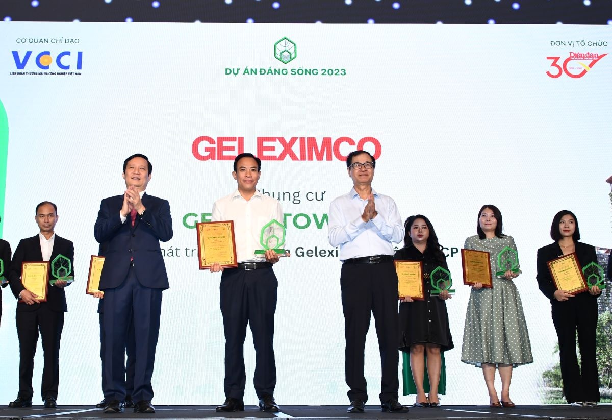 Đại diện Tập đoàn Geleximco nhận chứng nhận và kỷ niệm chương từ Ban tổ chức.