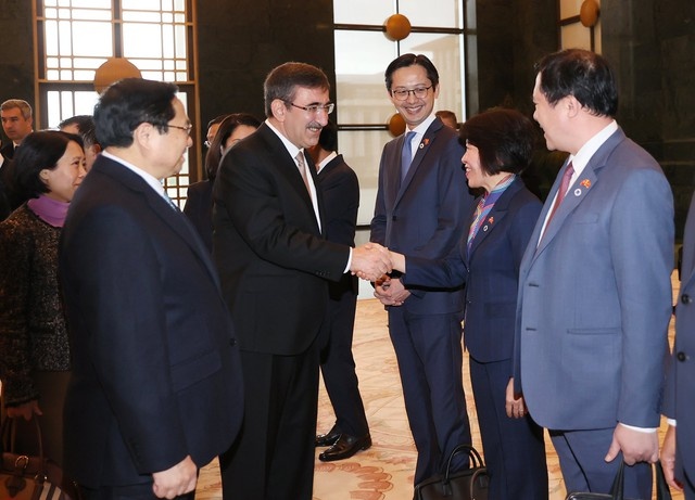Thủ tướng Phạm Minh Chính giới thiệu với Phó Tổng thống Thổ Nhĩ Kỳ Cevdet Yilmaz các thành viên Đoàn đại biểu Việt Nam - Ảnh: VGP/Nhật Bắc