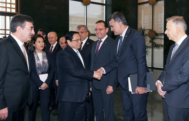 Phó Tổng thống Thổ Nhĩ Kỳ Cevdet Yilmaz giới thiệu với Thủ tướng Phạm Minh Chính các thành viên đoàn Thổ Nhĩ Kỳ - Ảnh: VGP/Nhật Bắc