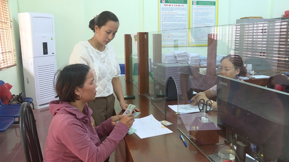 NHCSXH huyện Ứng Hòa giải ngân cho vay hộ gia đình người chấp hành xong án phạt tù