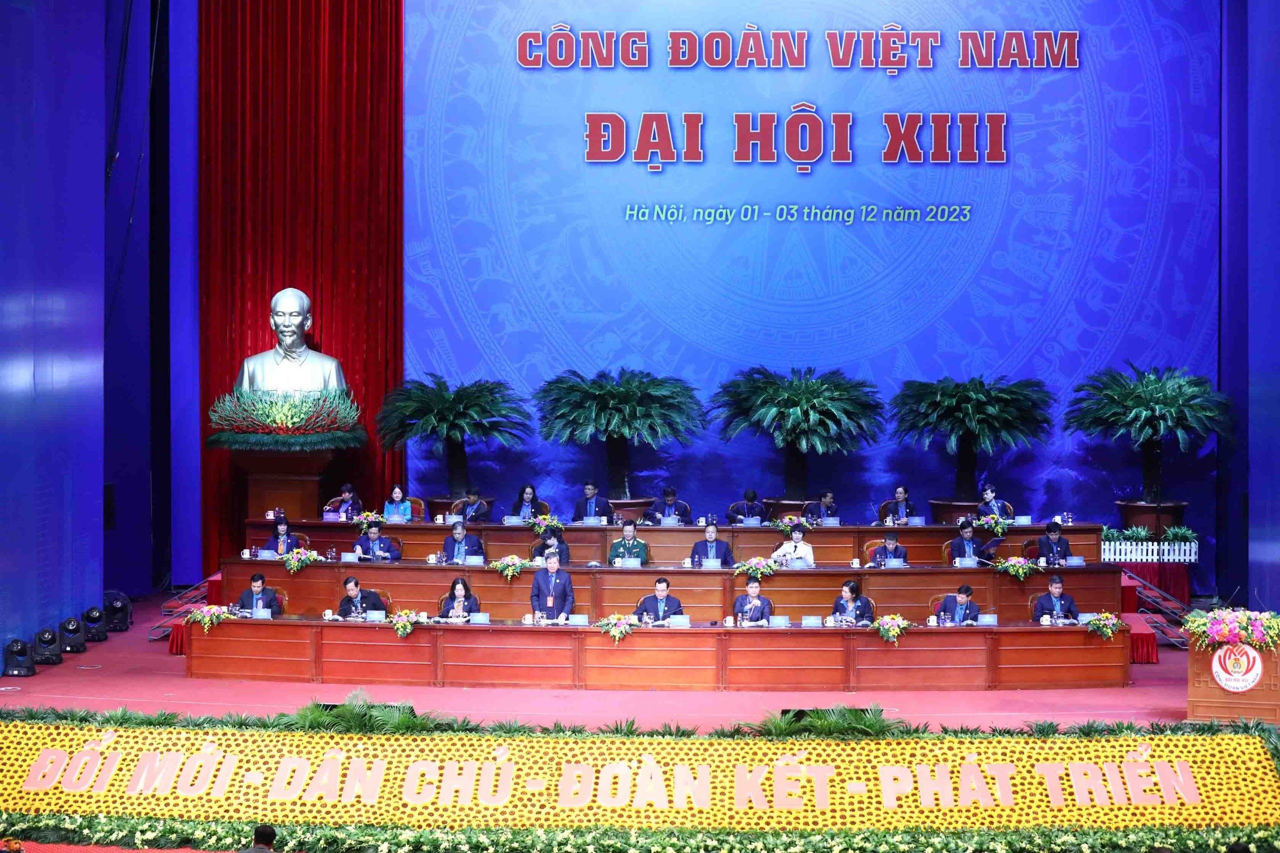 Quang cảnh ngày làm việc đầu tiên Đại hội XIII Công đoàn Việt Nam.
