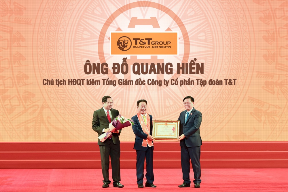 Ông Đỗ Quang Hiển, Nhà sáng lập, Chủ tịch Ủy ban Chiến lược Tập đoàn T&T Group vinh dự là một trong số ít doanh nhân trong lĩnh vực kinh tế tư nhân được trao tặng Huân chương Lao động hạng Nhất, Nhì, Ba