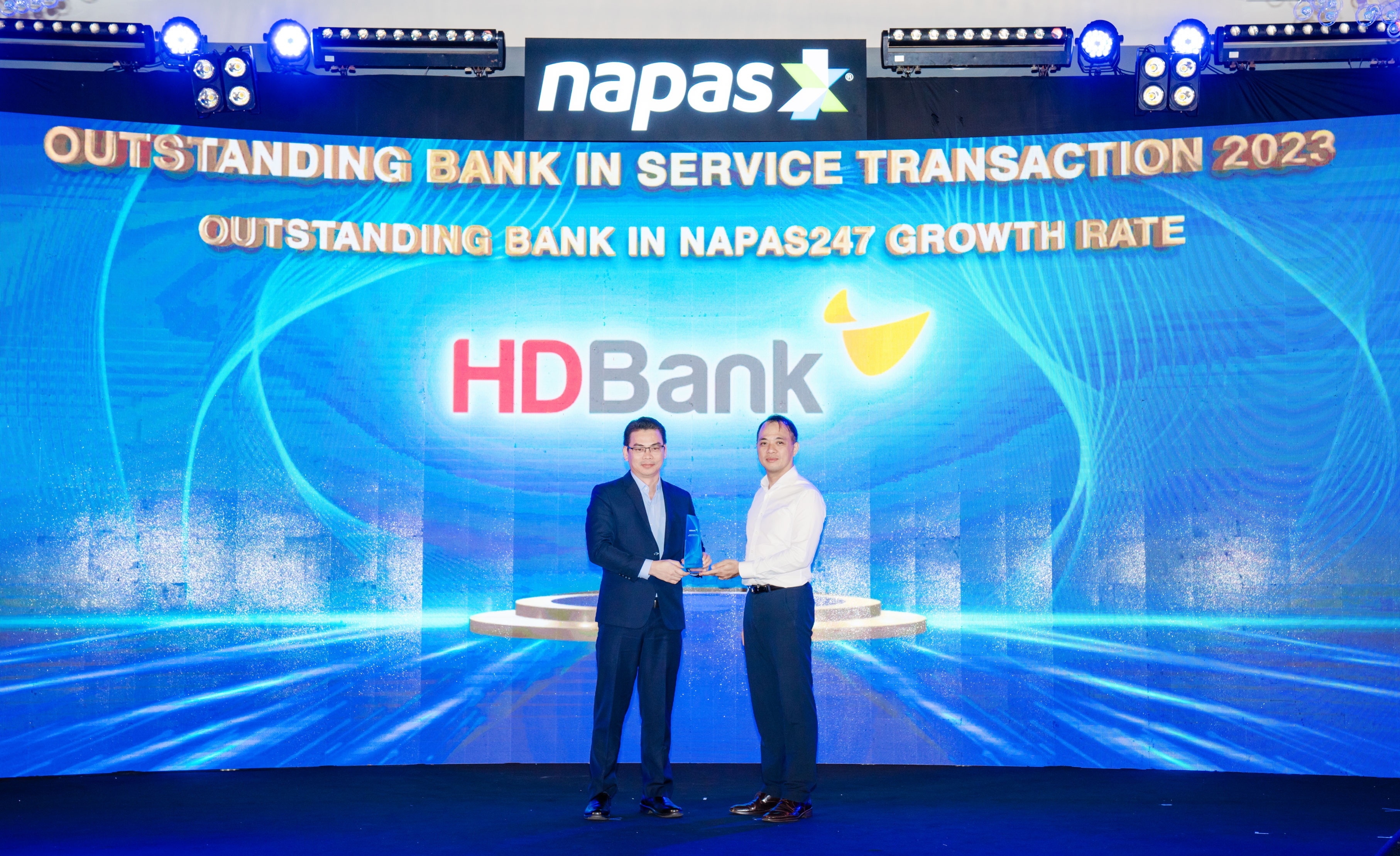 Anh Đỗ Vân Vũ – Phó Giám đốc Trung tâm thẻ đại diện ngân hàng nhận giải thưởng tại Hội nghị