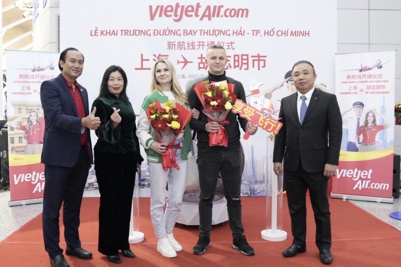 Những hành khách trên chuyến bay khai trương giữa TP. Hồ Chí Minh và Thượng Hải được lãnh đạo Vietjet chào đón và tặng hoa và quà lưu niệm