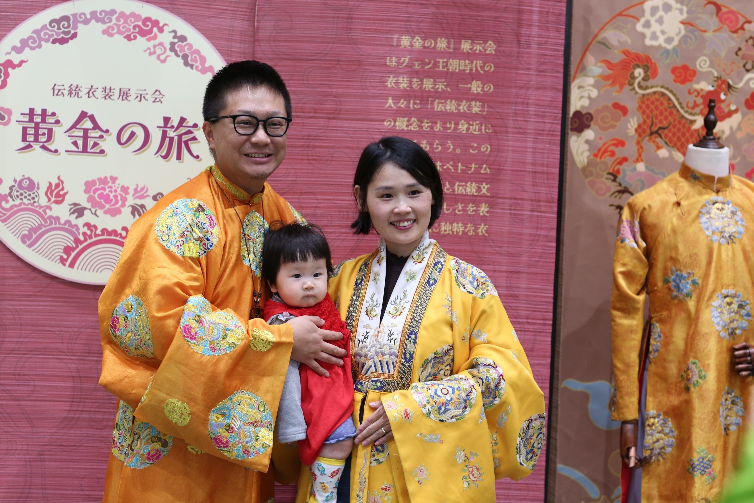 Công chúng Nhật Bản yêu thích trải nghiệm mặc cổ phục Việt - trang phục truyền thống của Việt Nam. (Ảnh: Bộ Ngoại giao Việt Nam)