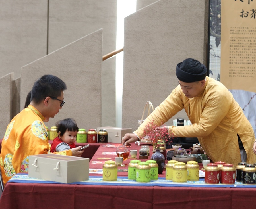 Nghệ nhân trà Đào Đức Hiếu đang giới thiệu tới người dân Nhật Bản loại trà shan tuyết cổ thụ Suối Giàng quý hiếm. (Ảnh: Bộ Ngoại giao Việt Nam)