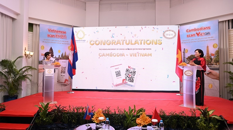 Thống đốc NHTW Việt Nam và Campuchia thực hiện nghi lễ ra mắt dịch vụ thanh toán xuyên biên giới sử dụng QR code