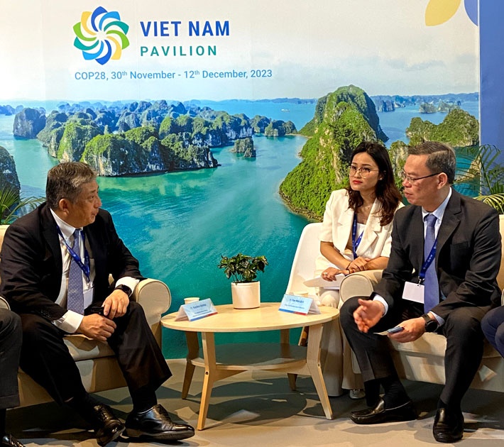 Chủ tịch HĐQT VietinBank Trần Minh Bình và ông Koichiro Oshima, Giám đốc điều hành, Giám đốc Đơn vị Kinh doanh Giải pháp Tài chính, MUFG (trái) thảo luận về các cơ hội hợp tác trong lĩnh vực tài chính bền vững