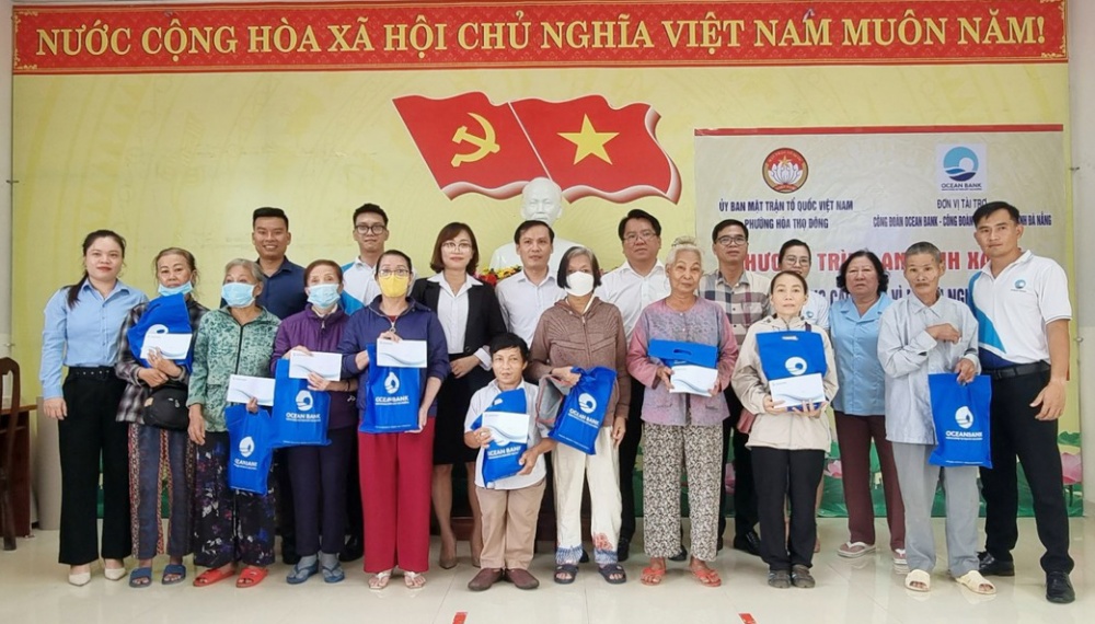 20 hộ nghèo chuẩn trung ương không còn sức lao động của phường Hoà Thọ Đông, được trao tặng 20 suất quà, mỗi suất 500 nghìn đồng.