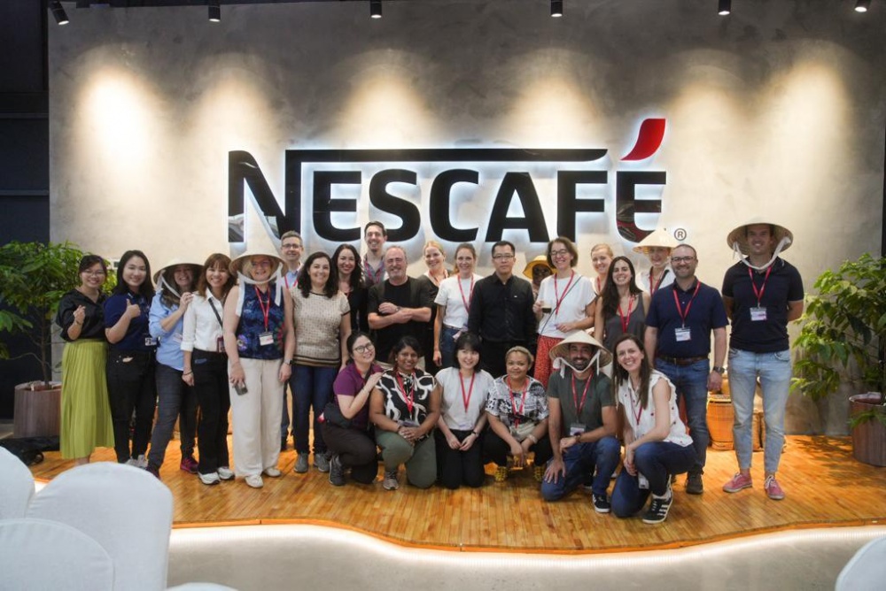 Đoàn phóng viên quốc tế thăm quan Trung tâm Thông tin NESCAFÉ thuộc nhà máy Trị An, tỉnh Đồng Nai.
