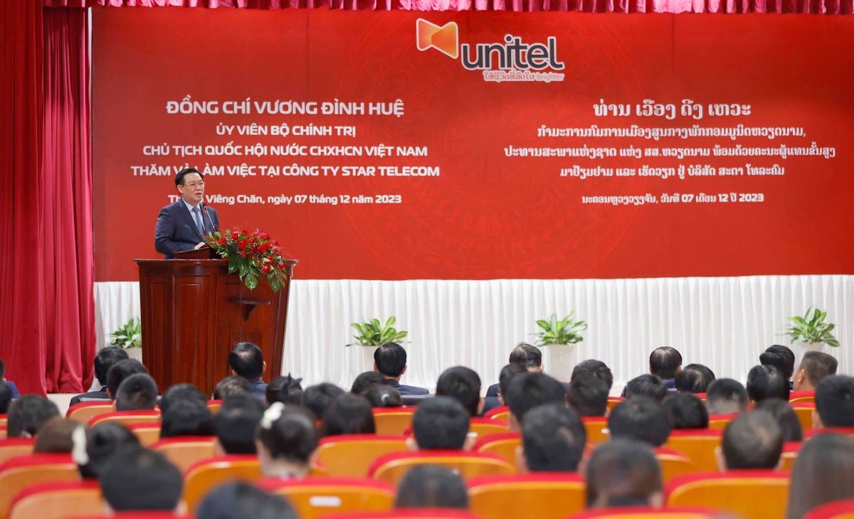 Chủ tịch Quốc hội Vương Đình Huệ thăm và làm việc tại công ty liên doanh của Viettel tại Lào