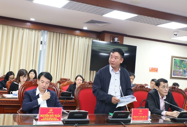 Phó Chủ tịch UBND tỉnh Hải Dương Trần Văn Quân báo cáo tại buổi làm việc