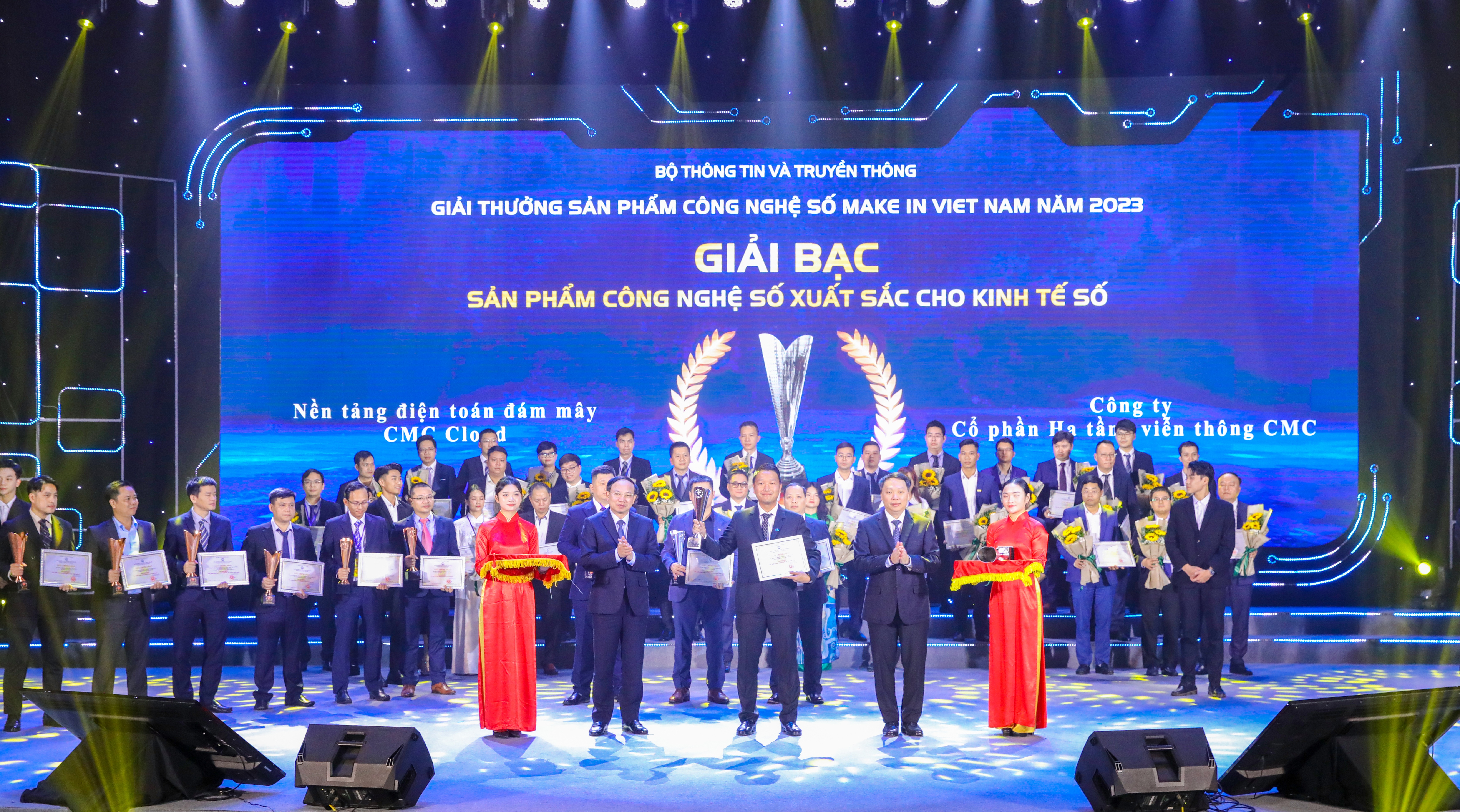 Ông Đặng Tùng Sơn - Phó tổng giám đốc kiêm Giám đốc Kinh doanh và Marketing CMC Telecom đại diện doanh nghiệp nhận giải Bạc Sản phẩm công nghệ số Make in Viet Nam 2023 cho sản phẩm nền tảng điện toán đám mây CMC Cloud