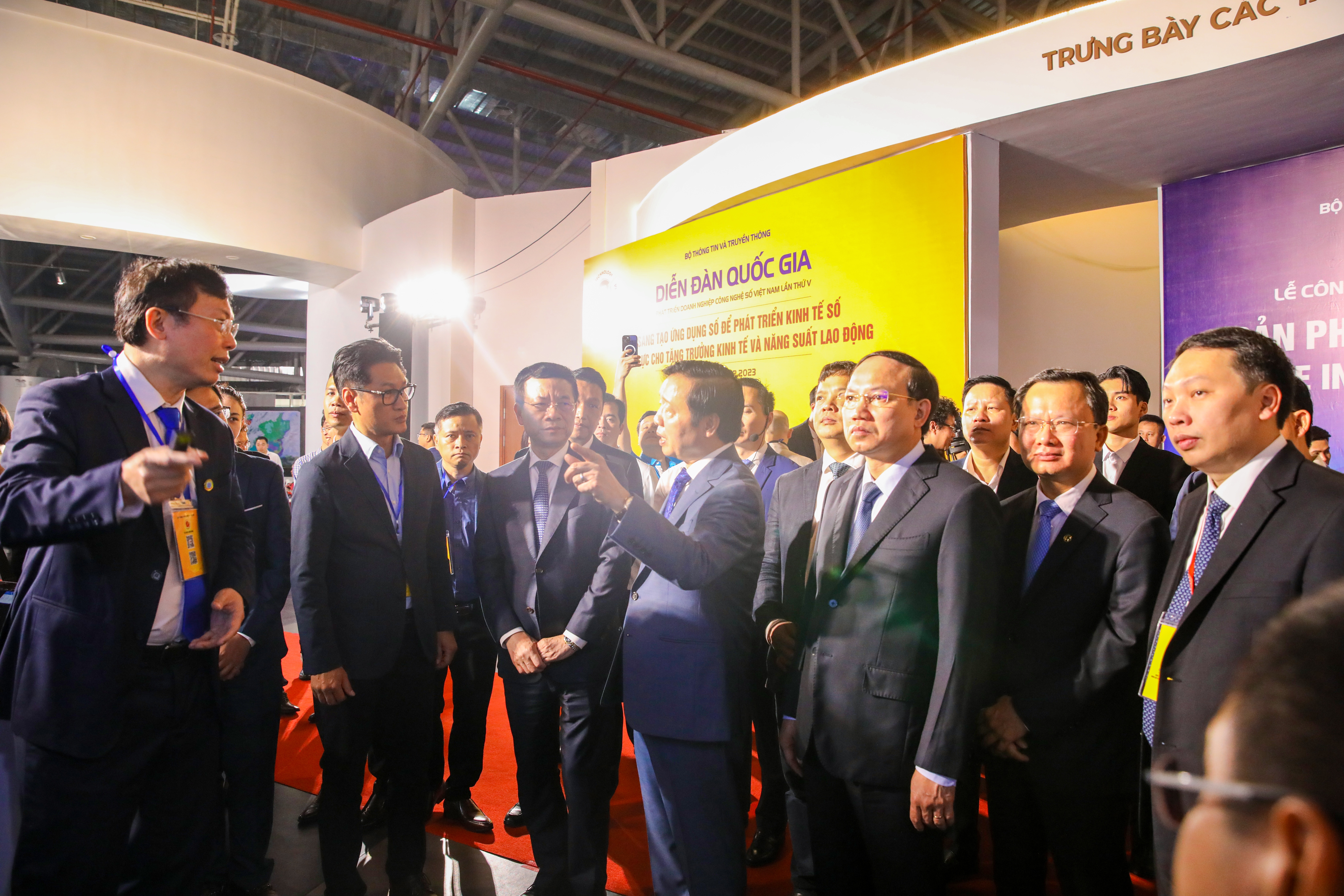Phó Thủ tướng Trần Hồng Hà cùng các đại biểu lãnh đạo đều cho đánh giá cao sau khi trải nghiệm các dịch vụ tại gian hàng CMC 