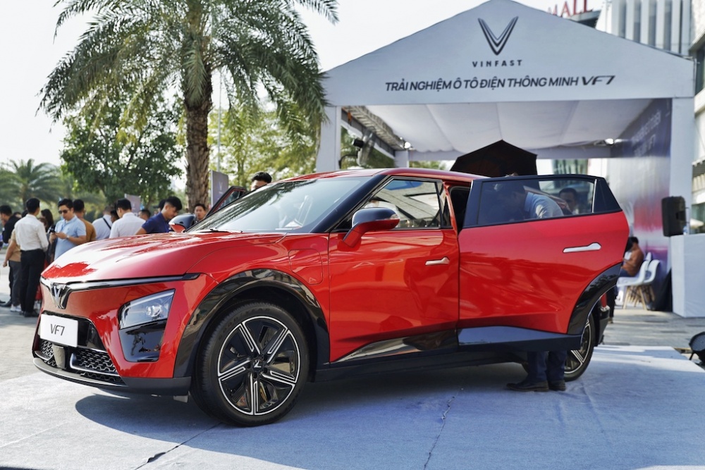Sự kiện trải nghiệm ô tô điện thông minh VF 7 tại Vincom Mega Mall Smart City, Hà Nội thu hút đông đảo khách hàng tham gia