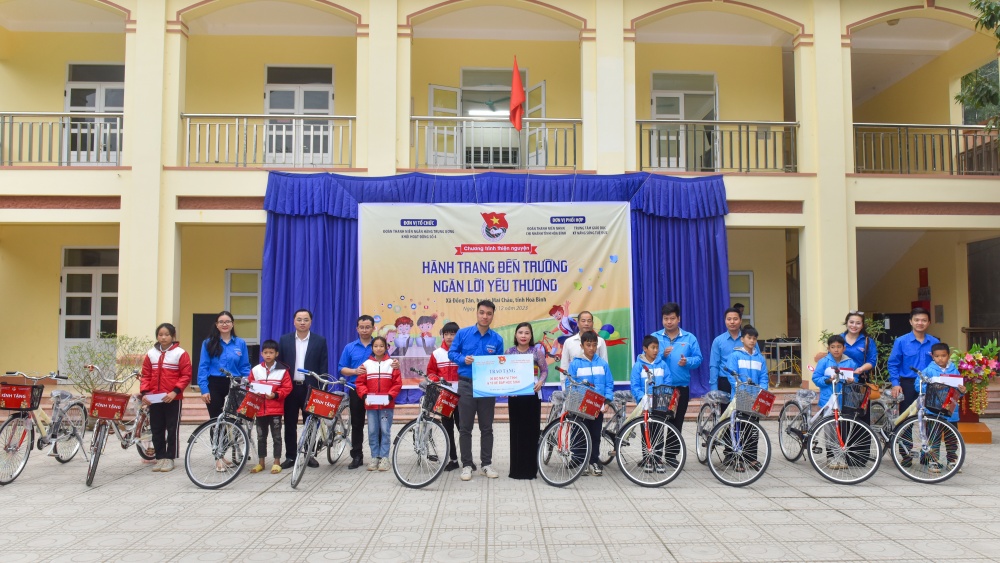Đoàn thiện nguyện tiến hành trao tặng quà cáp cho đại diện hai trường Đồng Bảng và Tân Sơn