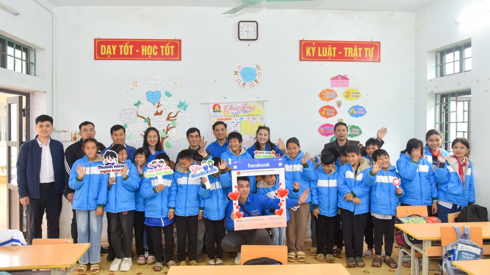 Đại diện đoàn công tác chụp ảnh kỷ niệm với các lãnh đạo trường, các em học sinh lớp 6 tại trường TH&THCS Tân Sơn