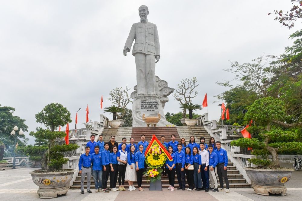 Cán bộ, đoàn viên Khối hoạt động số 4 Đoàn thanh niên NHTW và Đoàn thanh niên NHNN tỉnh Hòa Bình dâng hương Tượng đài Chủ tịch Hồ Chí Minh trên Công trình Thủy điện Hòa Bình