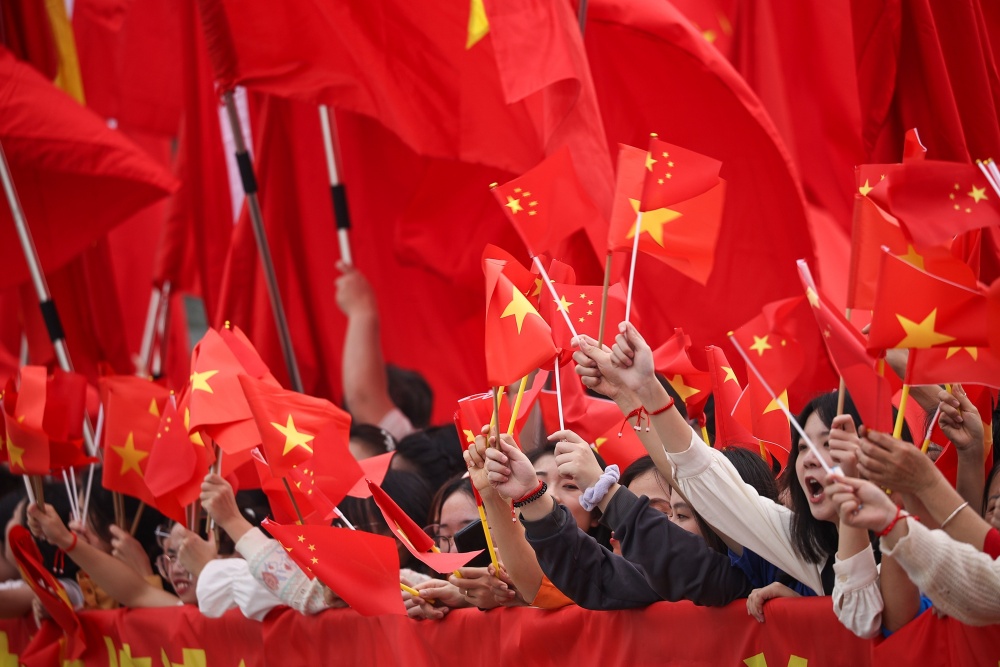 Đông đảo cán bộ, nhân viên Đại sứ quán Trung Quốc tại Việt Nam; đại diện các tầng lớp nhân dân Việt Nam và người Trung Quốc tại Việt Nam nồng nhiệt chào đón Tổng Bí thư, Chủ tịch nước Tập Cận Bình, Phu nhân và Đoàn đại biểu Trung Quốc - Ảnh: VGP/Nhật Bắc