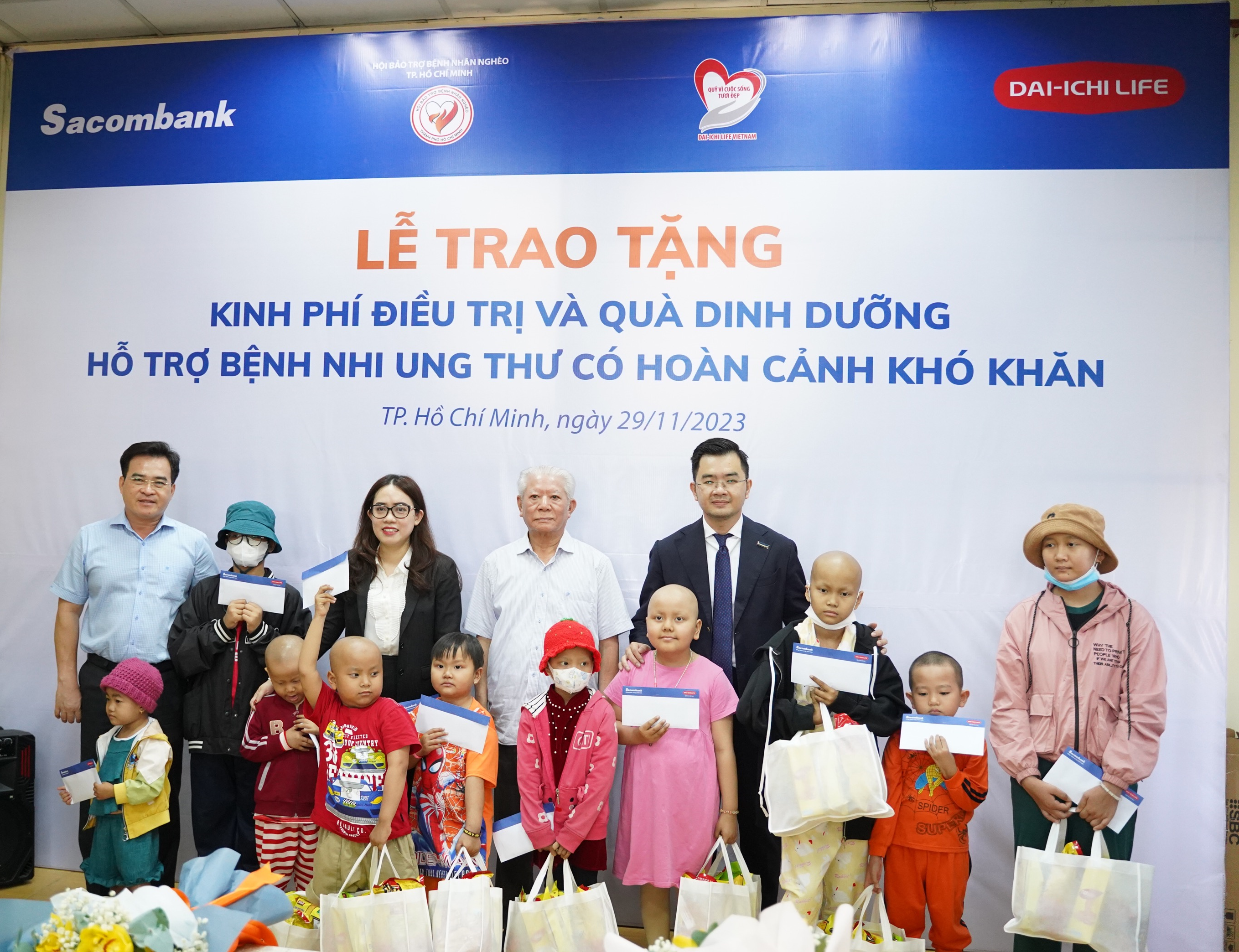 Sacombank và Dai-ichi Life Việt Nam tiếp tục đồng hành với bệnh nhân nghèo