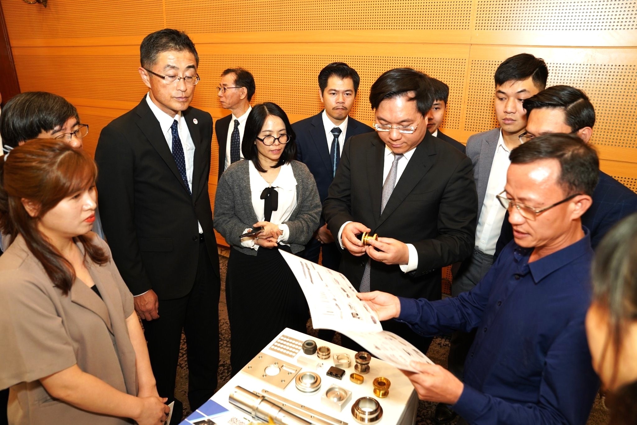 Các đại biểu tham quan quầy trưng bày sản phẩm của các doanh nghiệp