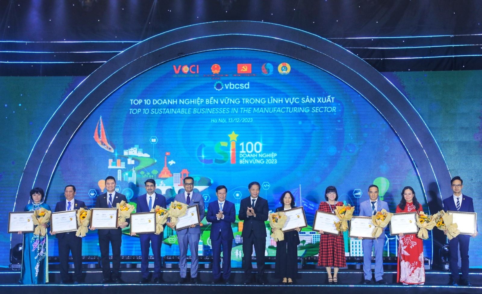 Ông Trần Tuấn Anh, Ủy viên Bộ Chính trị, Trưởng ban Kinh tế Trung ương và ông Phạm Tấn Công, Chủ tịch VCCI trao chứng nhận cho các doanh nghiệp.