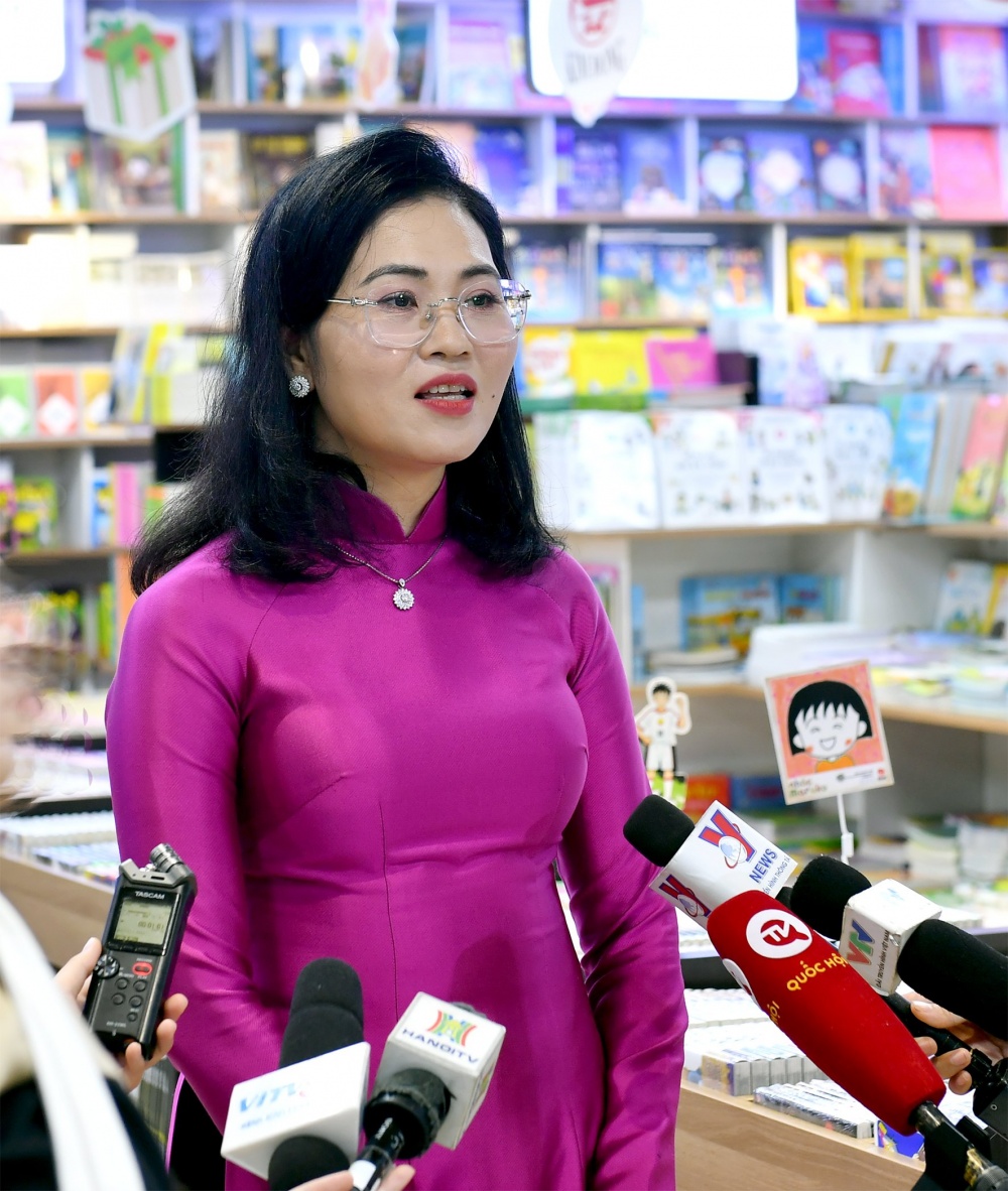 Tác giả Lê Thị Thúy Sen  - Vụ trưởng Vụ Truyền thông Ngân hàng Nhà nước Việt Nam trả lời phỏng vấn báo chí