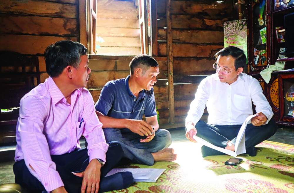 Lãnh đạo Chi nhánh NHCSXH Đắk Lắk kiểm tra việc sử dụng vốn vay theo diện hộ nghèo trên địa bàn xã Ea Trul (huyện Krông Bông)