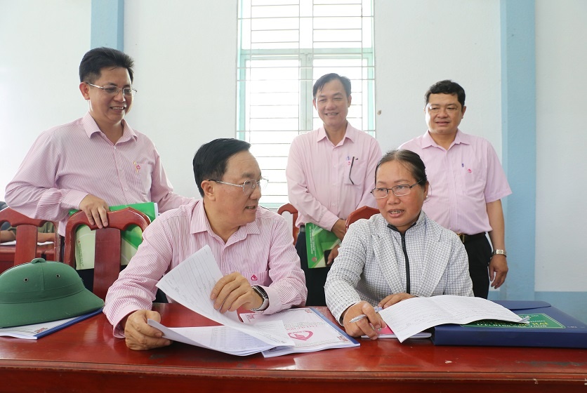 Đoàn công tác kiểm tra một số hộ vay vốn tại xã Phước Tân Hưng