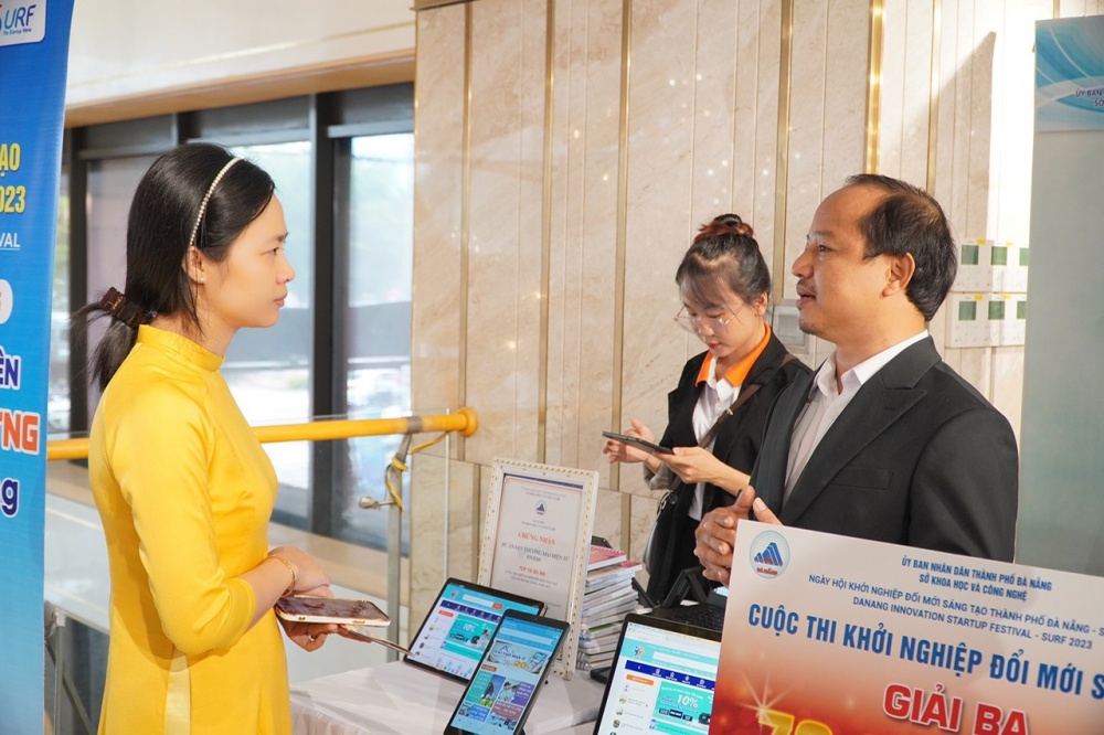 Anh  Đỗ Quý Sự giới thiệu ứng dụng FiveSS đến khách tham quan tại triển lãm Khởi nghiệp đổi mới sáng tạo thành phố Đà Nẵng 2023