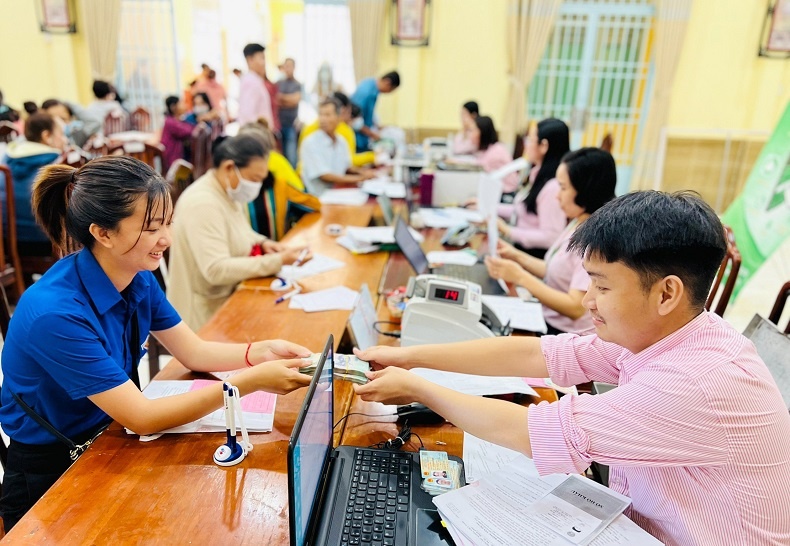Phòng giao dịch NHCSXH huyện Bình Chánh (TP Hồ Chí Minh) giải ngân nguồn vốn ưu đãi cho các đối tượng chính sách tại xã An Phú Tây