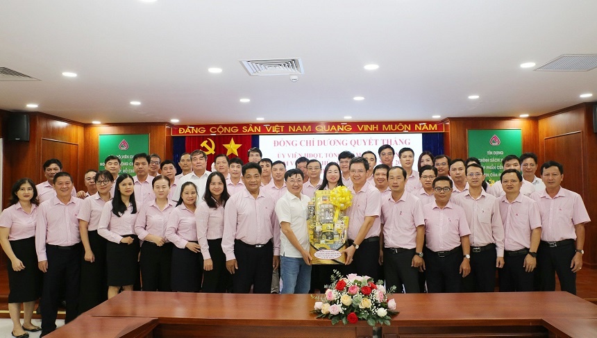Tổng Giám đốc Dương Quyết Thắng và các thành viên đoàn công tác Trung ương chúc tập thể chi nhánh TP Hồ Chí Minh thực hiện tốt công tác quyết toán năm 2023