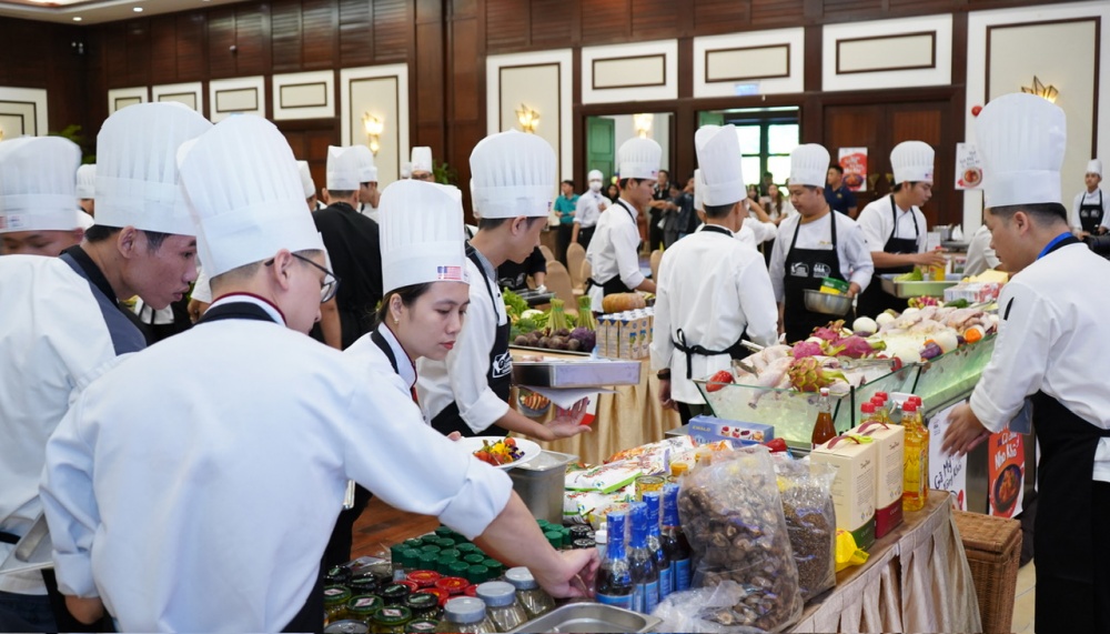 Với chủ đề ‘Món ăn Đà Nẵng hội nhập thế giới’, cuộc thi đã thu hút sự tham gia của 40 đầu bếp chuyên nghiệp và tài năng đến từ các khách sạn, siêu thị và nhà hàng tại Đà Nẵng.