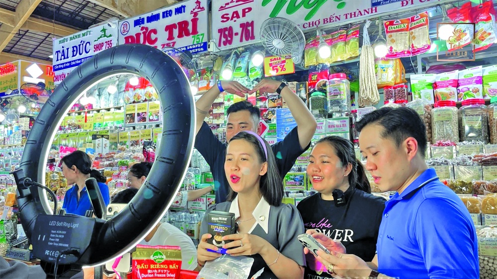 Sôi động livestream bán hàng tại chợ Bến Thành