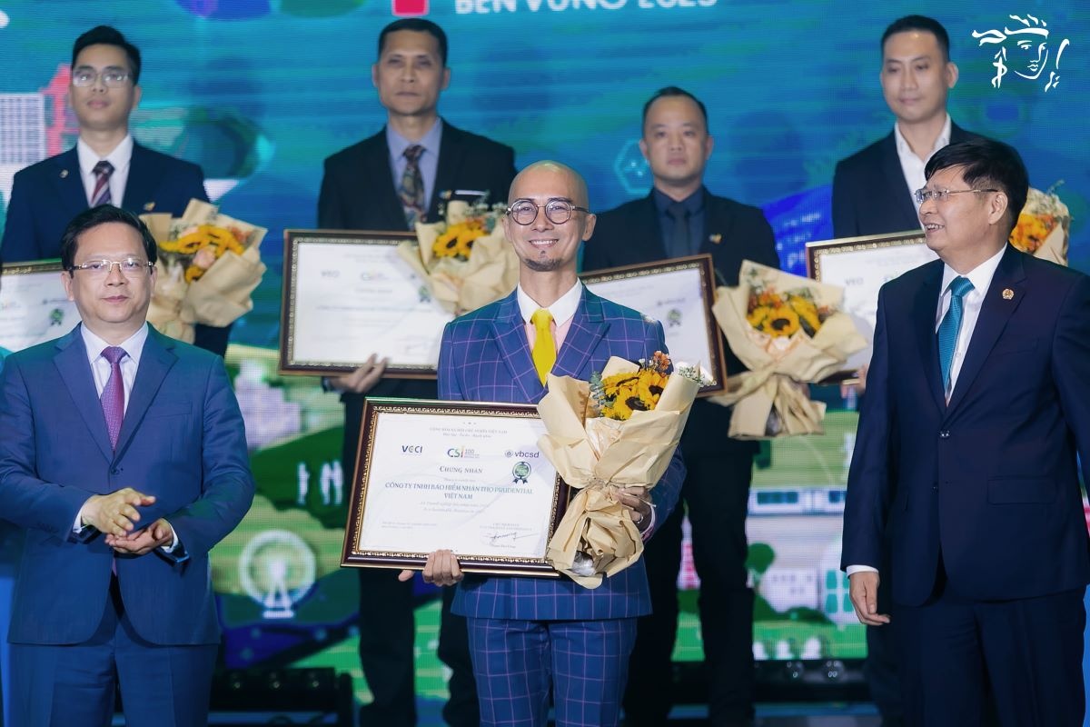   Ông Trần Thanh Phong, Phó Tổng giám đốc Marketing đại diện Prudential Việt Nam nhận giải thưởng.