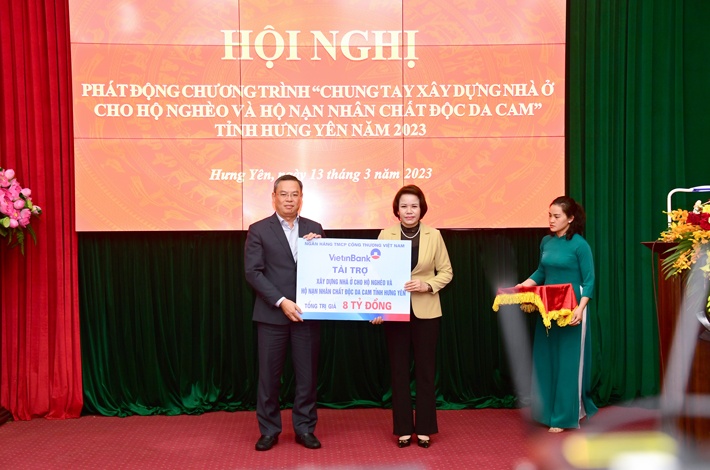 Chủ tịch HĐQT VietinBank Trần Minh Bình trao biểu trưng tài trợ 8 tỷ đồng cho Chương trình “Chung tay xây dựng nhà ở cho hộ nghèo và hộ nạn nhân chất độc da cam tỉnh Hưng Yên năm 2023”