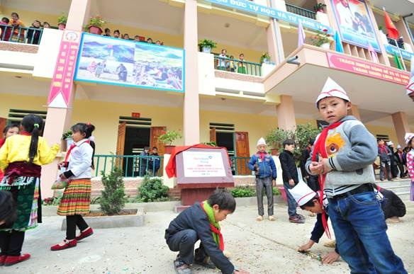 Các em học sinh vui chơi tại ngôi trường mới do VietinBank hỗ trợ kinh phí xây dựng