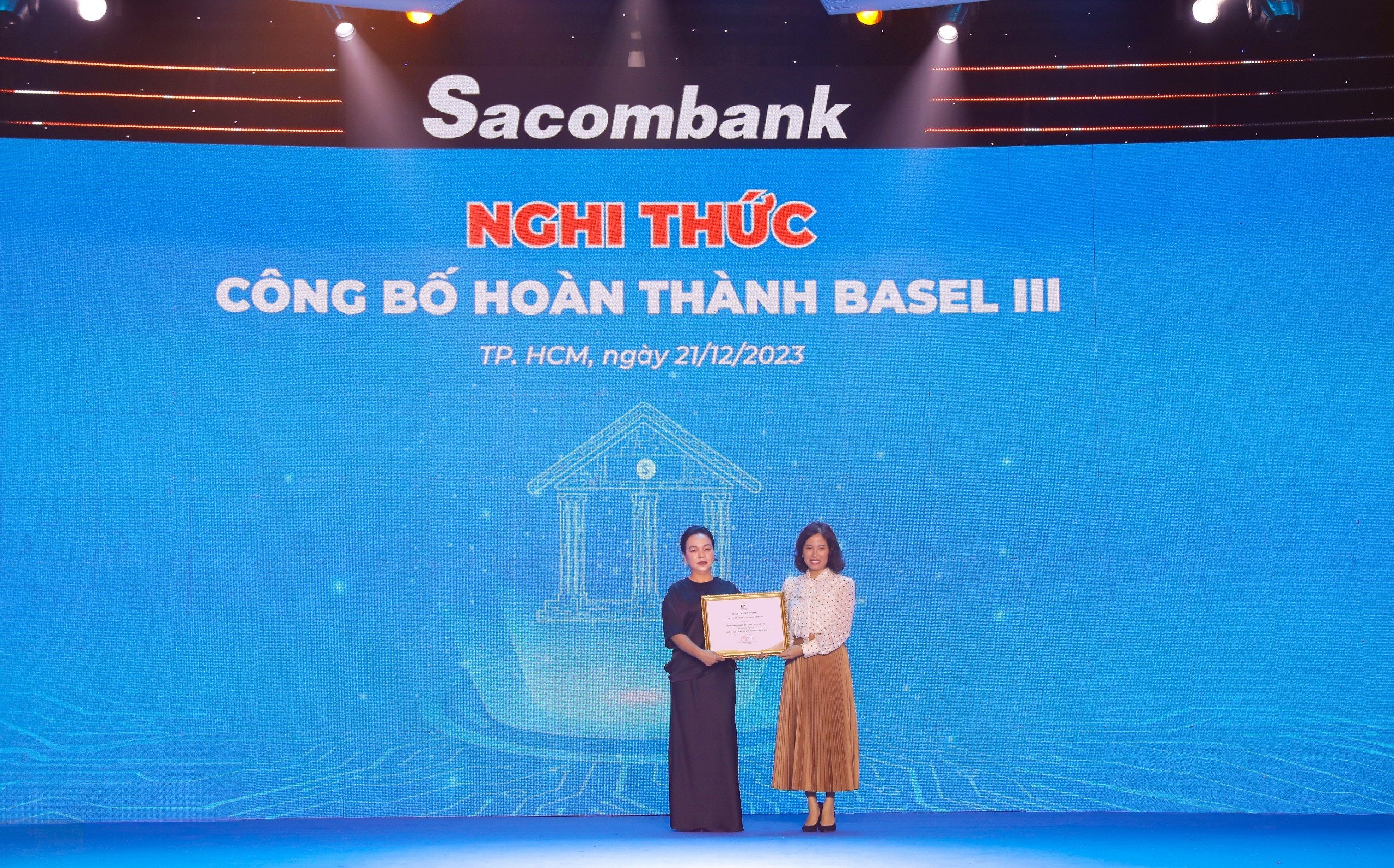 Nhân dịp đón mừng tuổi 32, Sacombank được Công ty cổ phần tư vấn EY Việt Nam trao chứng nhận hoàn thành triển khai chuẩn mực quản lý rủi ro theo Basel III, trở thành Ngân hàng tiếp theo tại Việt Nam áp dụng thành công bộ tiêu chuẩn quản lý rủi ro ở cấp độ cao này