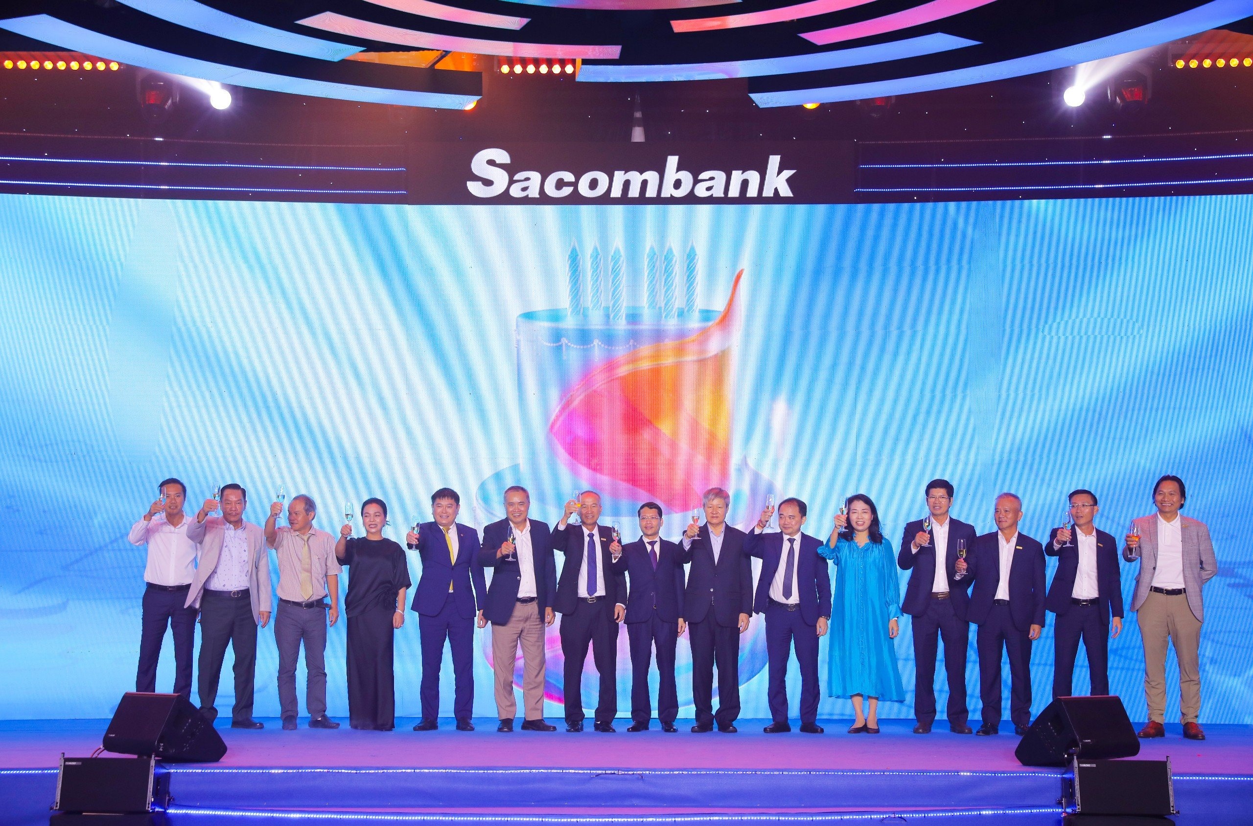 Lãnh đạo và đối tác Sacombank nâng ly chúc mừng tuổi 32 đầy nội lực và cùng nhau hướng tới tương lai thật vững vàng phía trước.
