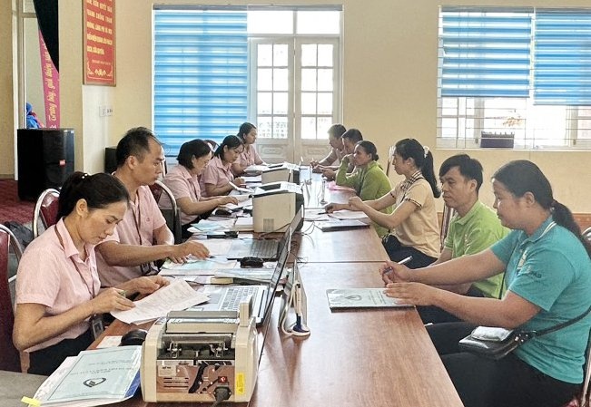 NHCSXH huyện Nguyên Bình tổ chức phiên giao dịch định kỳ với bà con nhân dân xã Tam Kim