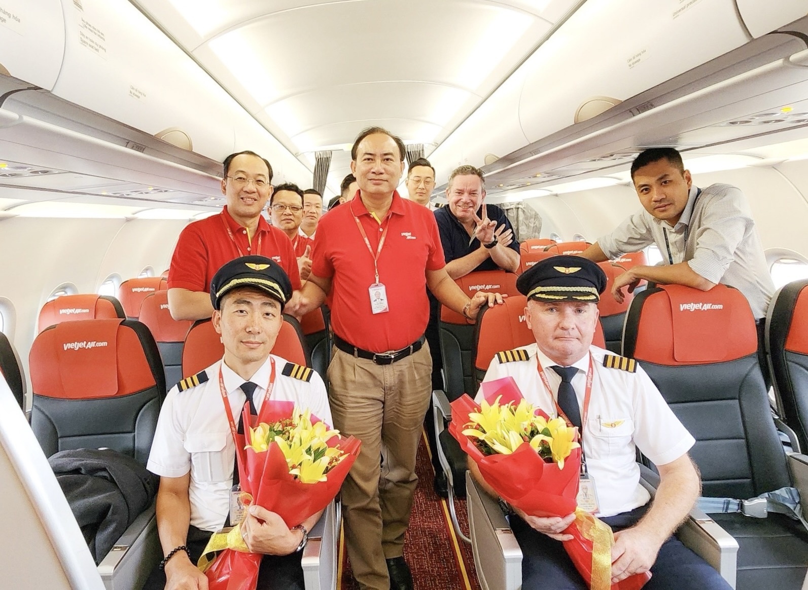 Phó Tổng giám đốc Vietjet Tô Việt Thắng (giữa) chào đón tàu bay mới