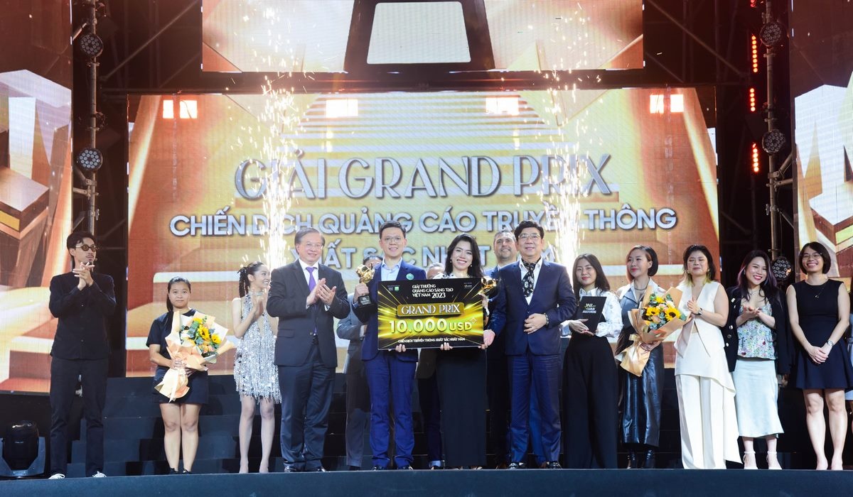 Ban Tổ chức trao Giải thưởng lớn chung cuộc - Grand Prix cho VietinBank 