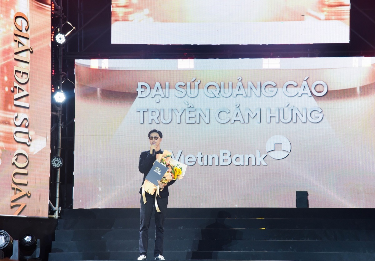 Nghệ sĩ Đen Vâu nhận Giải thưởng Đại sứ Quảng cáo truyền cảm hứng của năm với Chiến dịch Sống một đời có “lãi” cùng VietinBank 