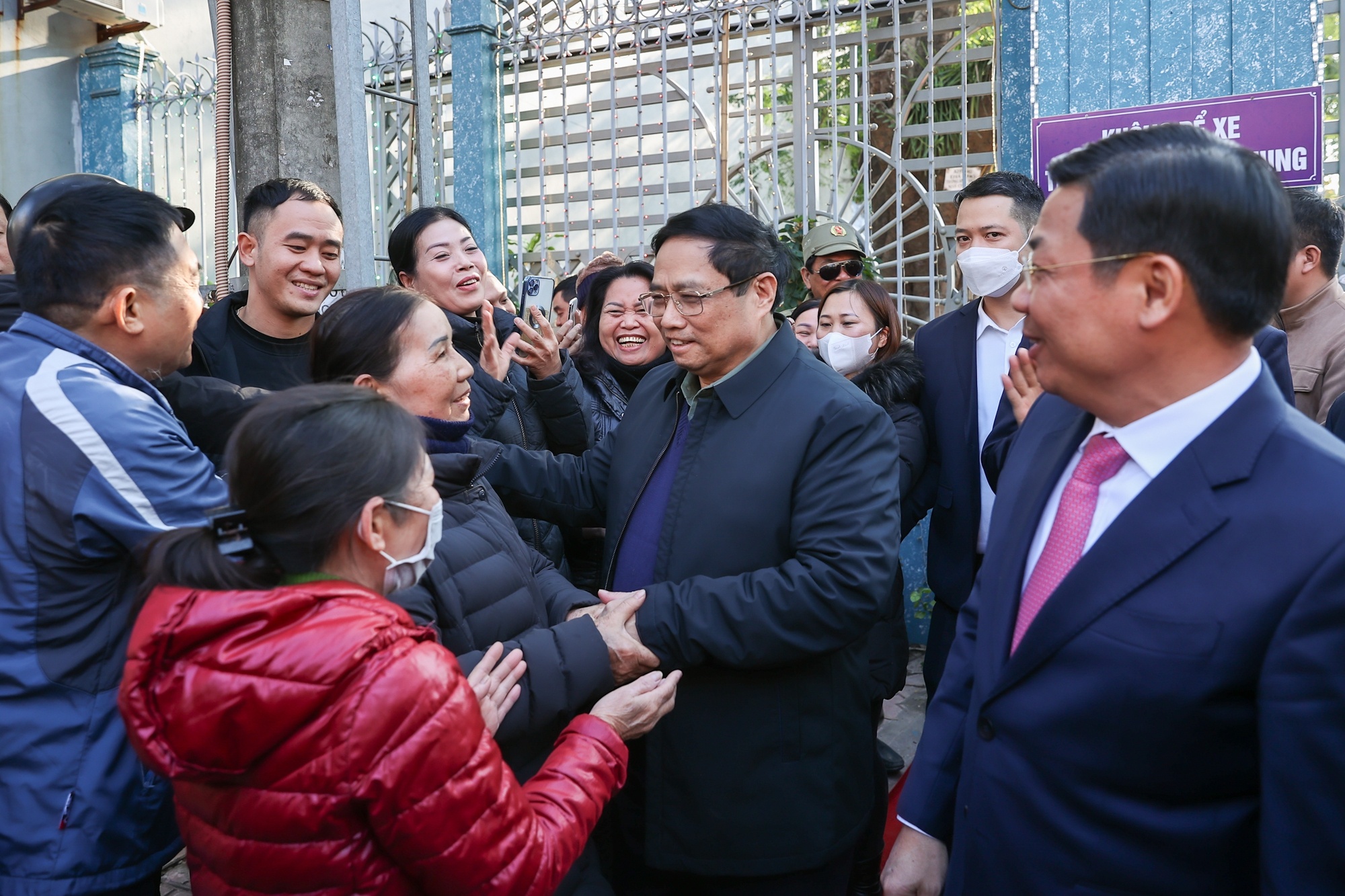 Thủ tướng chuyển lời chúc mừng Giáng sinh của Tổng Bí thư Nguyễn Phú Trọng tới đồng bào Công giáo