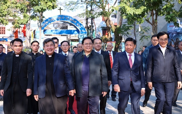 Thủ tướng Phạm Minh Chính tới thăm, chúc mừng các linh mục và đồng bào Công giáo tại Giáo xứ Bắc Giang - Ảnh: VGP/Nhật Bắc