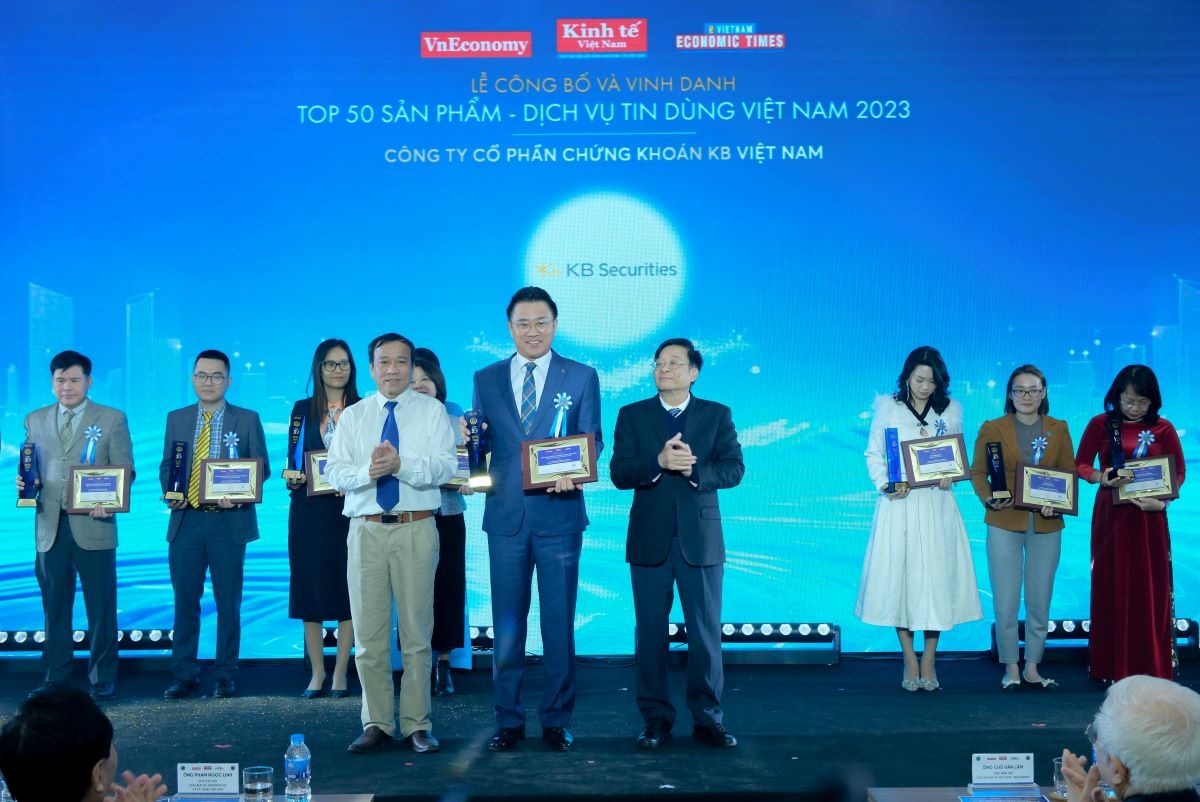  Ông Jeon MunCheol – Tổng giám đốc Công ty CP chứng khoán KB Việt Nam nhận giải “Top 50 Sản phẩm - Dịch vụ Tin Dùng Việt Nam 2023”